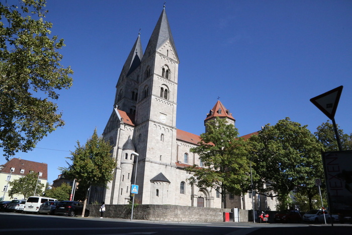 Die Adalberokirche in der Sanderau in Würzburg mit Vorplatz.