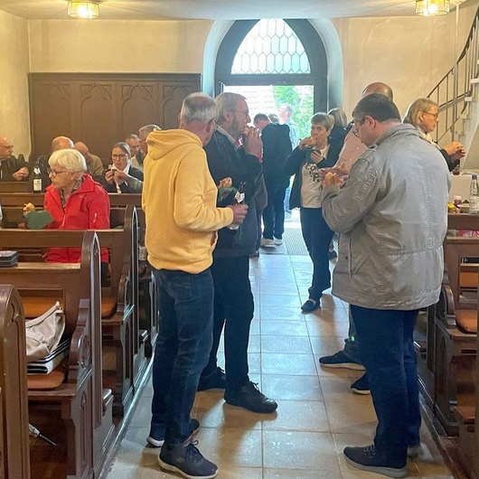 Blick vom Mittelgang in der Kirche Allerheiligen hinter zur offenen Kirchentüre.