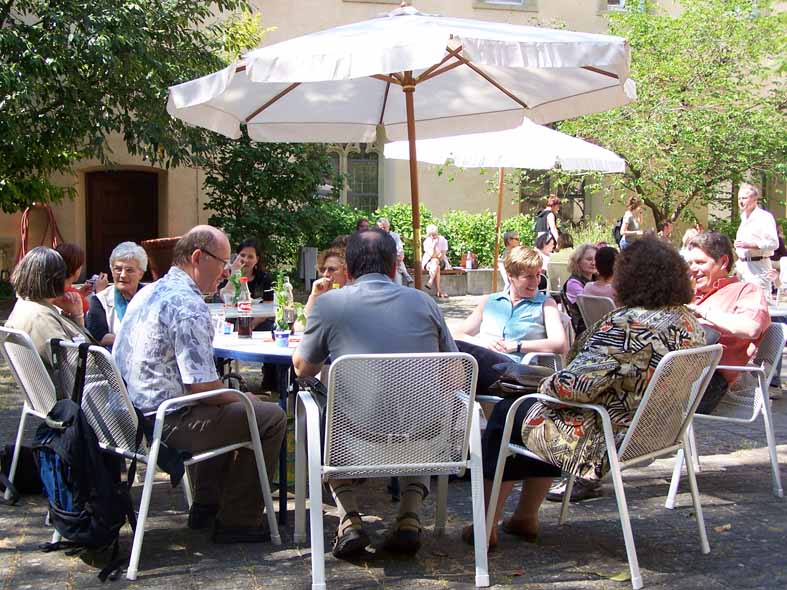Mittagessen im Innenhof des Kilianeums