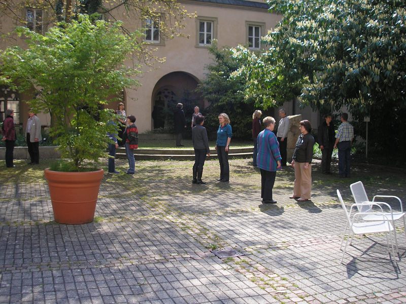 Partnerübungen im Innenhof
